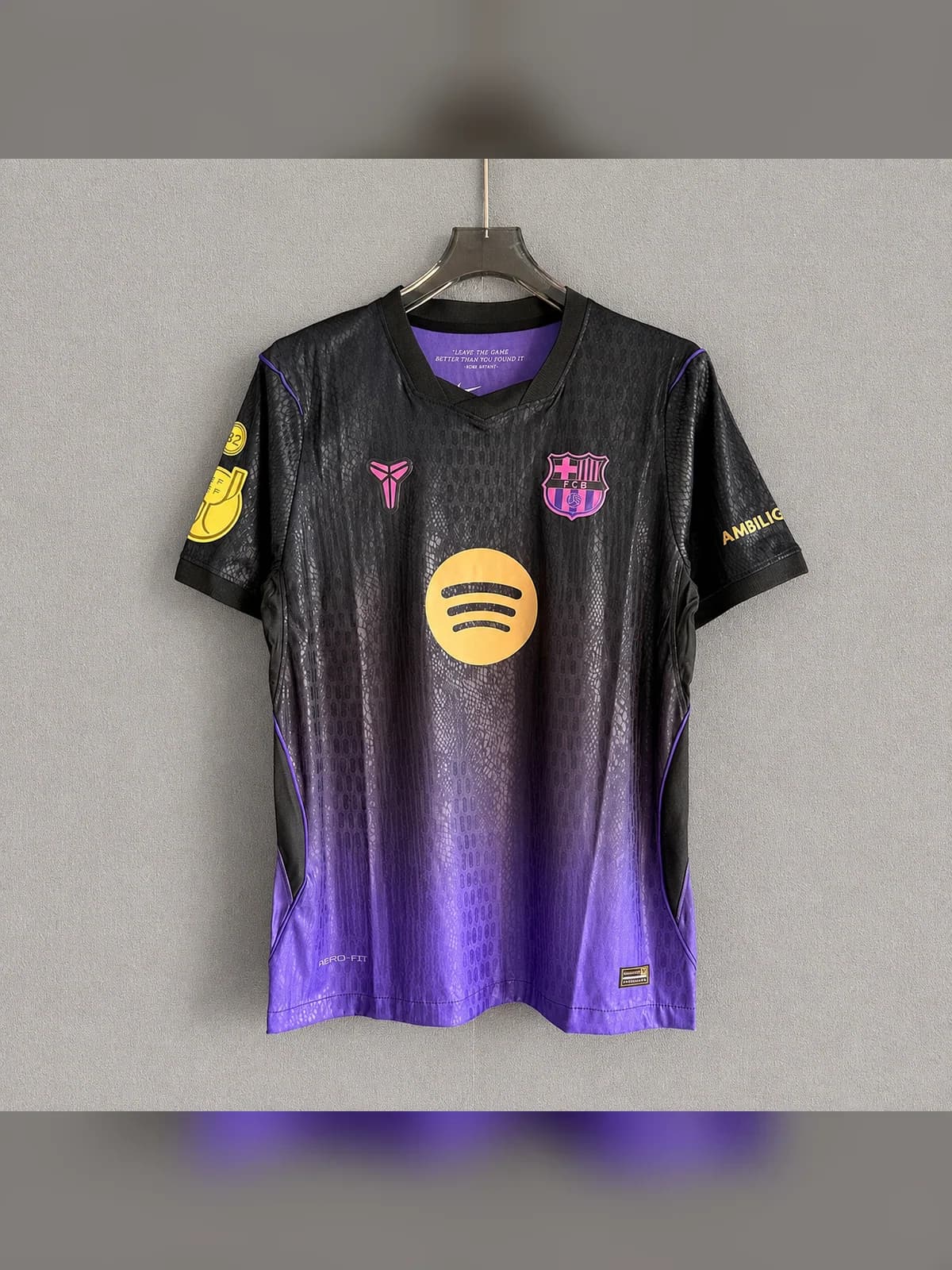 قميص برشلونة الاحتياطي