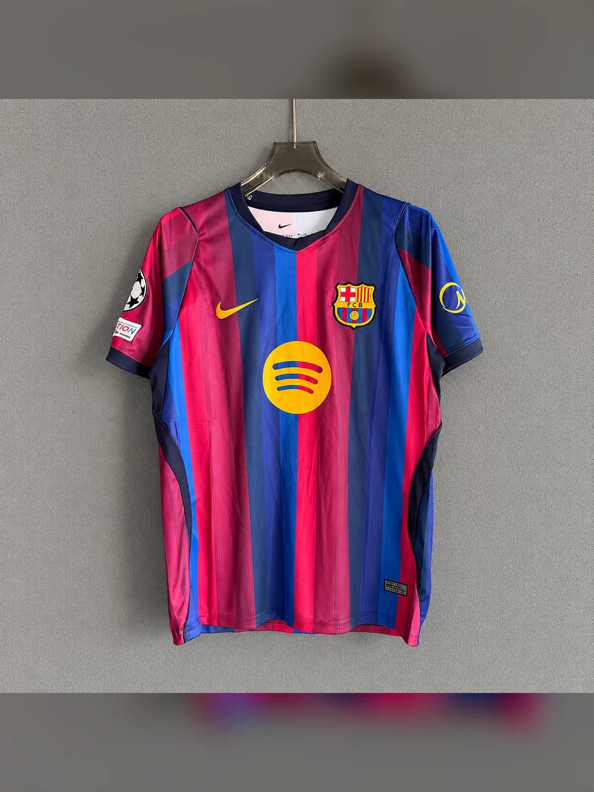 قميص برشلونة الأساسي