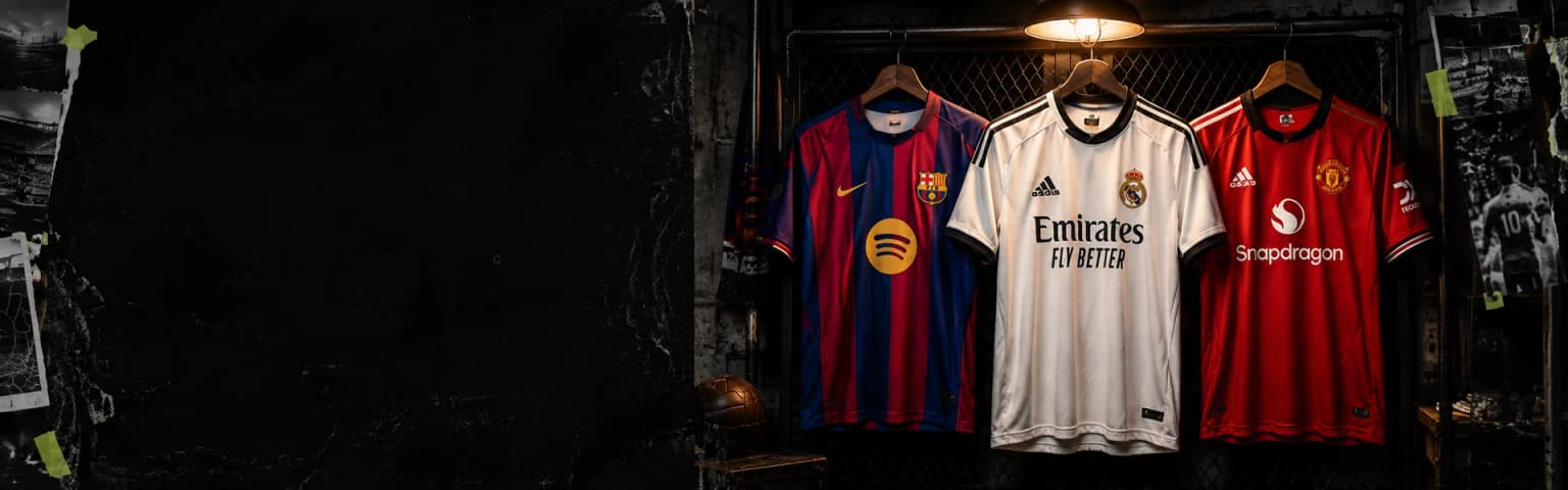 قمصان برشلونة وريال مدريد ومانشستر يونايتد معلقة في متجر كرة قدم
